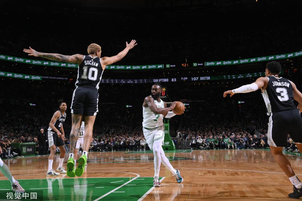 判与助理裁 判与助理裁